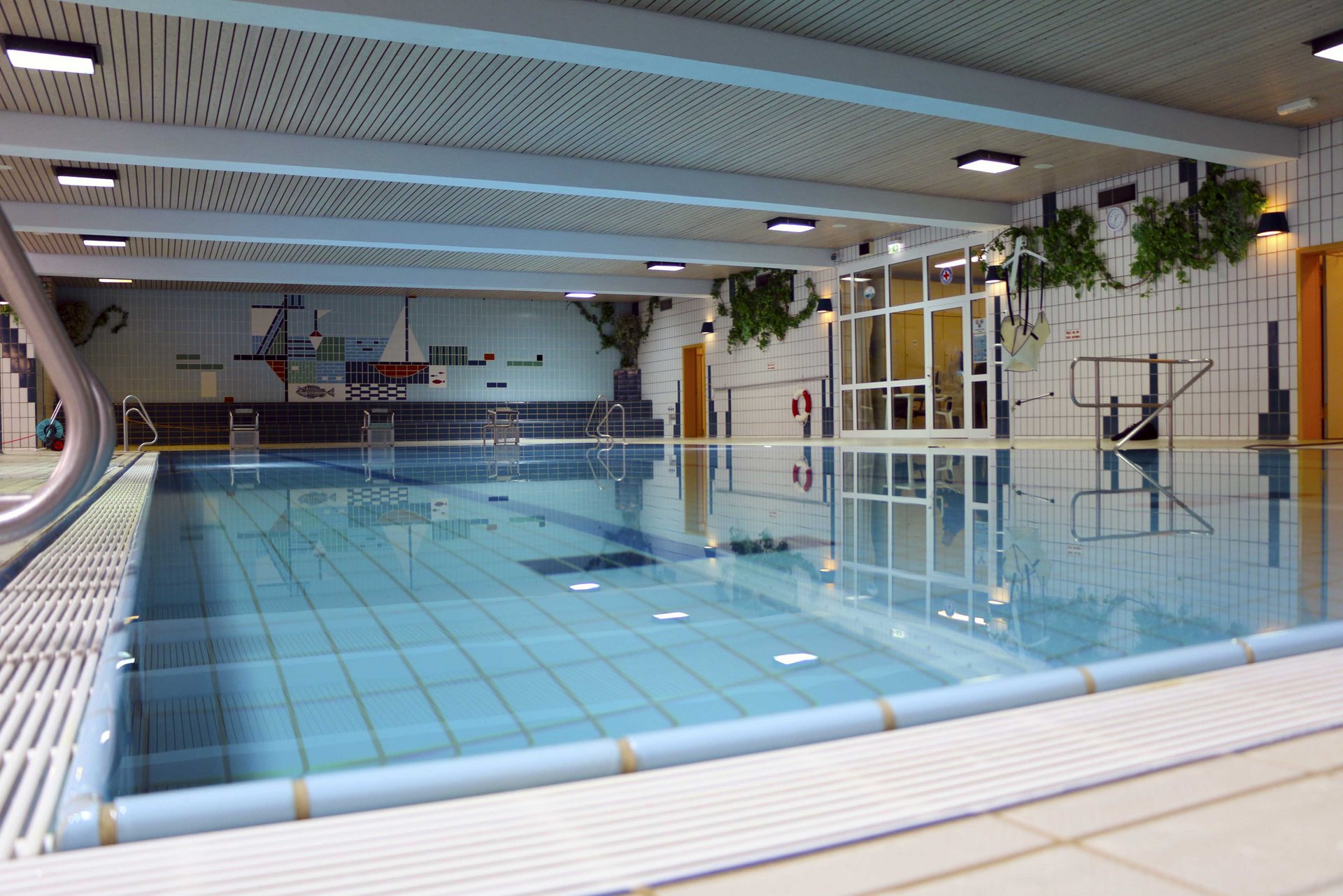 Bild: Schwimmbecken im Hallenbad Mitterteich.