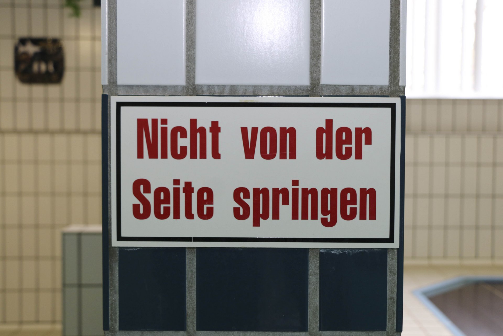 Bild: "Nicht von der Seite springen" Schild 