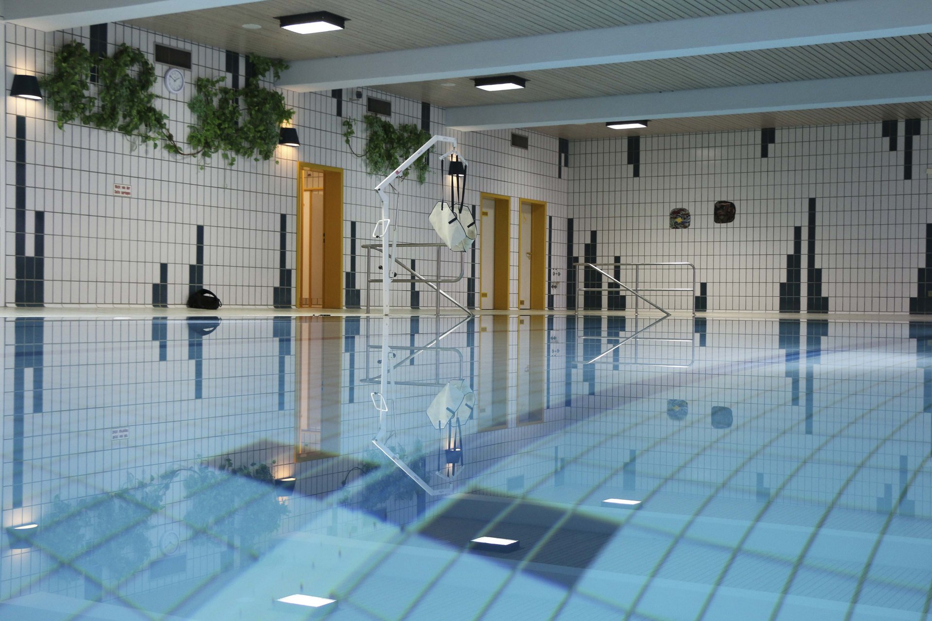 Bild: Schwimmbecken im Hallenbad in Mitterteich