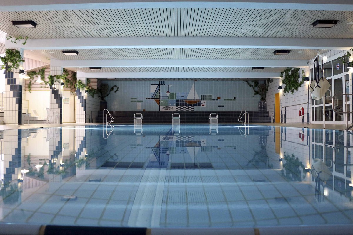 Bild: Das Schwimmbecken im Hallenbad in Mitterteich.