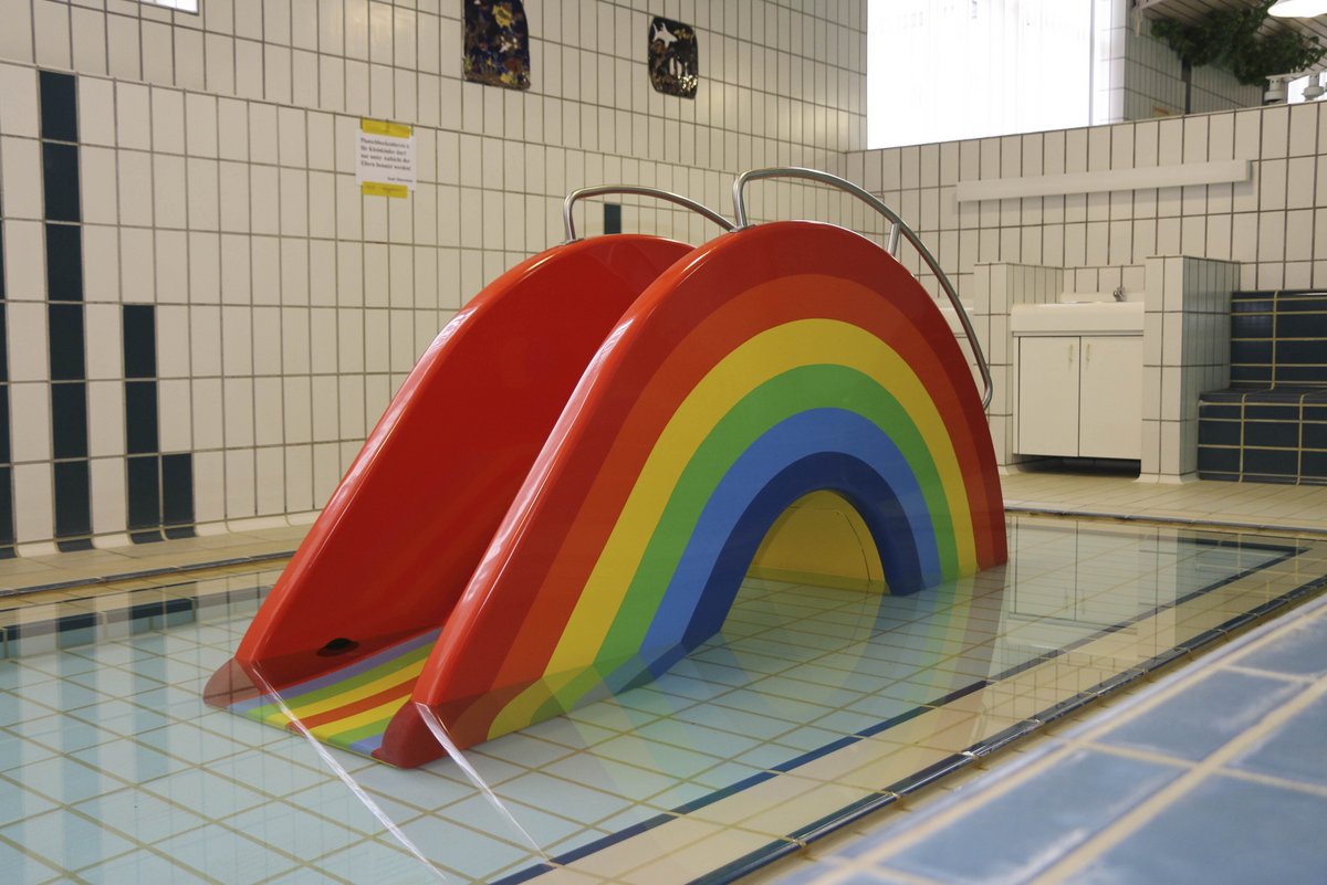 Bild: Regenbogenrutsche für kleine Kinder.