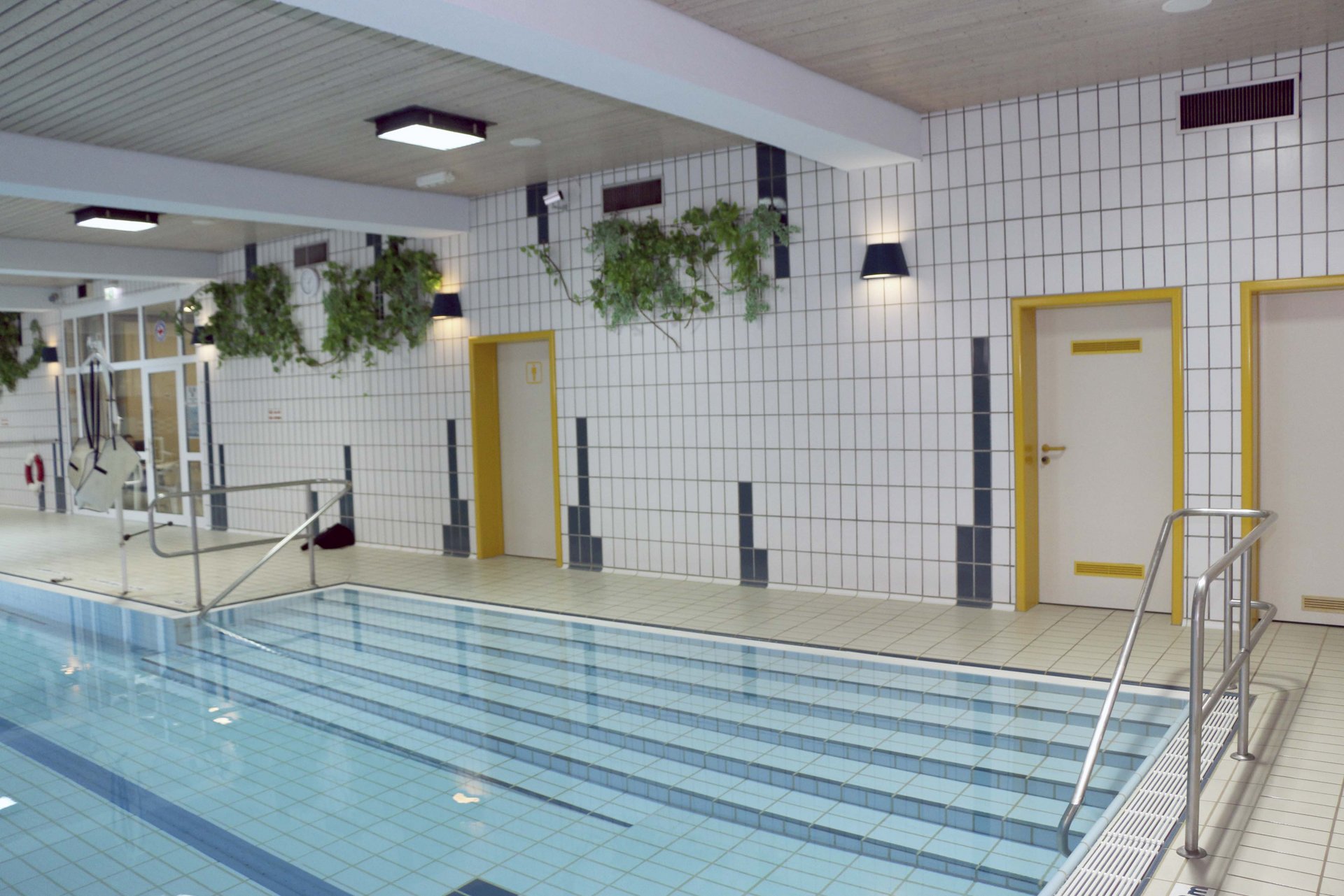 Bild: Schwimmbecken des Hallenbads Mitterteich