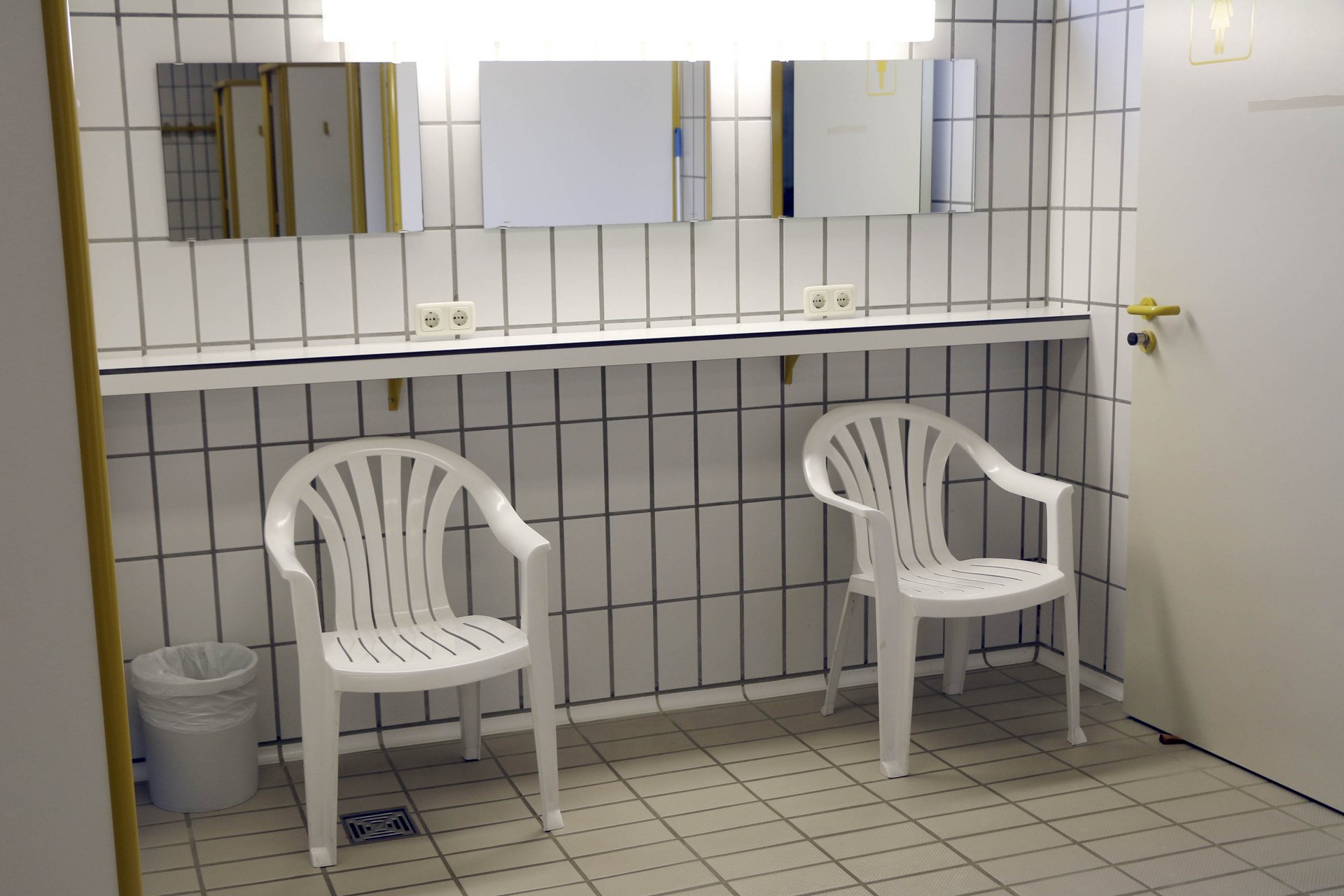 Bild: Ein großer Tisch mit zwei Spiegeln und zwei Stühlen.