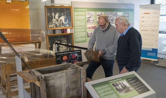 Bild: Zwei Männer, die sich im Mitterteicher Museum einige Stücke ansehen