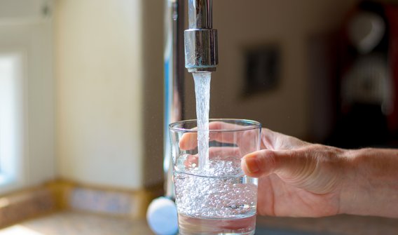 Bild: Eine Person, die sich ein Glas Wasser aus dem Wasserhahn rauslässt
