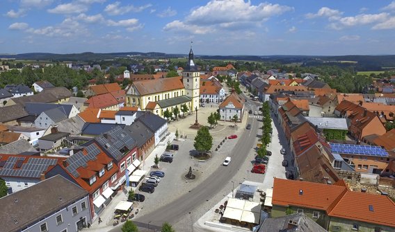 Luftaufnahme des Marktplatzes in Mitterteich