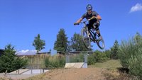 Bild: Ein Mensch der auf seinem BMX-Bike über Chancen springt.