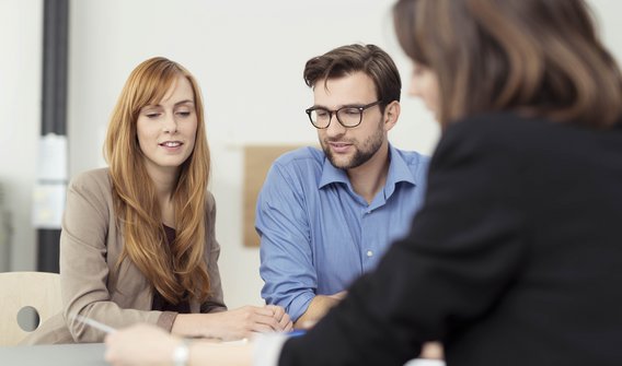 Bild: Zwei Frauen und ein Mann, die eine Besprechung haben.