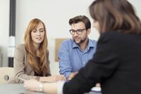 Bild: Zwei Frauen und ein Mann, die eine Besprechung haben.