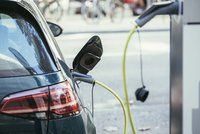 Bild: Ein Schwarzes Auto welches aufgeladen wird.