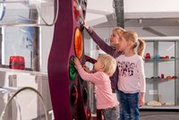 Bild: Drei kleine Mädchen, die vor der Kinderampel im Museum in Mitterteich stehen.