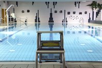 Bild: Der Sprungsockel im Hallenbad Mitterteich. Im Hintergrund sieht man das Schwimmbecken.