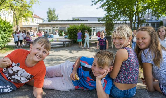 Bild: Kinder vor der Grundschule in Mitterteich