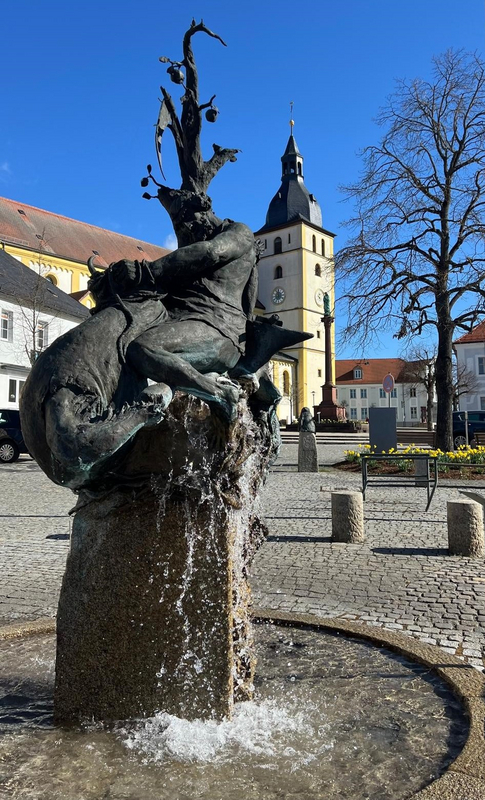  Blick_Schmiedbrunnen_-_Richtung_Kirche___04.04.2025___.jpg