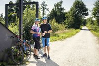 Bild: Zwei Radfahrer die bei der Himmelsleiter stehen.