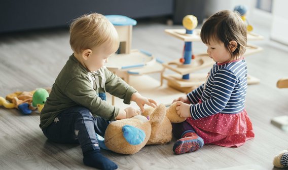 Bild: Zwei kleine Babys, die Spielen