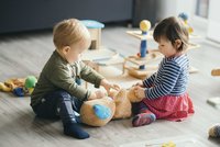 Bild: Zwei kleine Babys, die Spielen