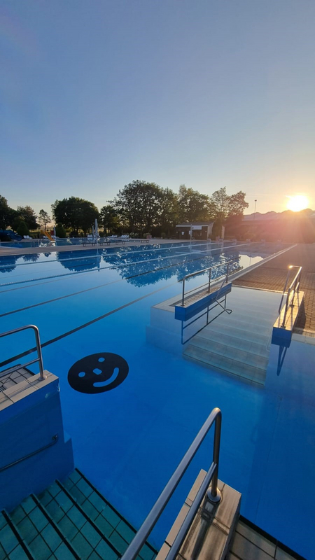  Schwimmerbecken__mit_Smiley___Morgensonne___2024.jpg