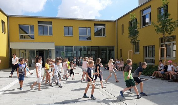 Bild: Die Grundschule in Mitterteich von außen