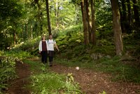 Ein Mann und eine Frau, die im Wald bei Mitterteich Wandern gehen.