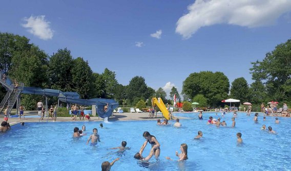 Bild: Menschen im Freibad in Mitterteich