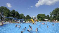 Bild: Menschen im Freibad in Mitterteich
