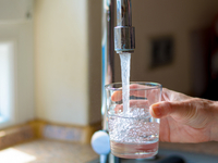 Bild: Eine Person, die sich ein Glas Wasser aus dem Wasserhahn rauslässt