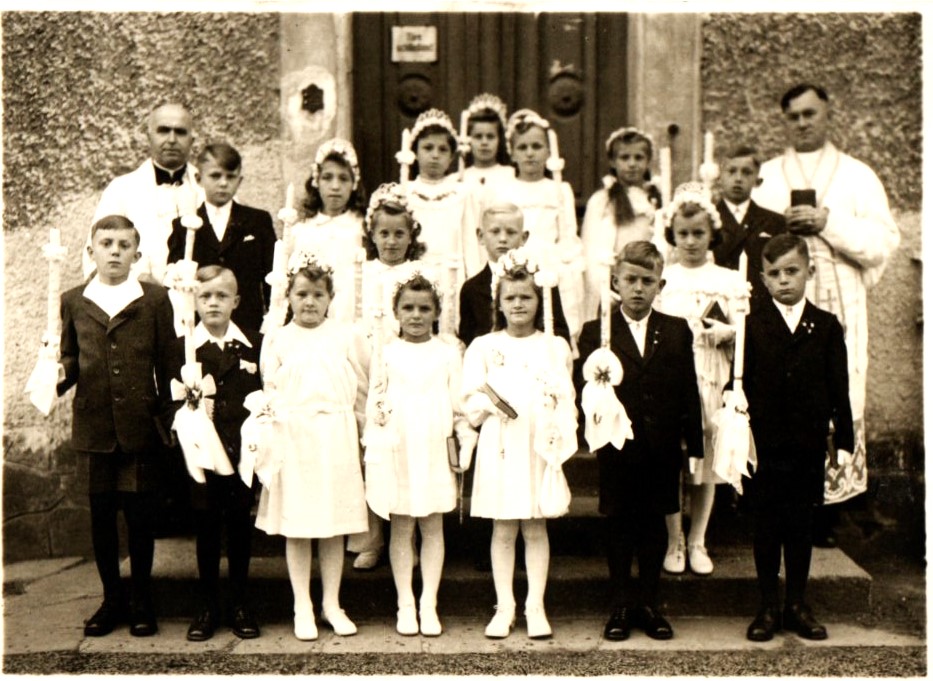 Kommunion 1949 mit Stadtpfarrer Neidl (links) und Katechet Alt